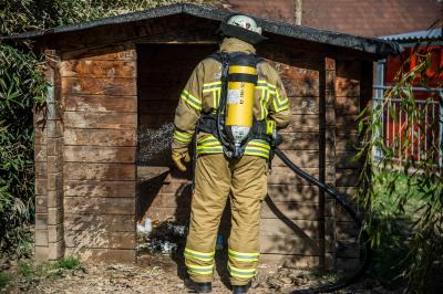Esslingen-Sulzgries: Zuendelnde Personen verursachen Feuer am Kindergarten - Passant kann Flammen rechtzeitig eindaemmen